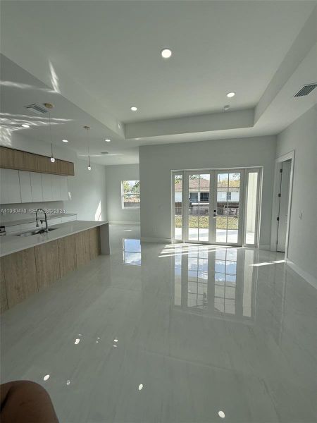 Spacious, unfurnished interior of a new home in , Lehigh Acres (Image 5).