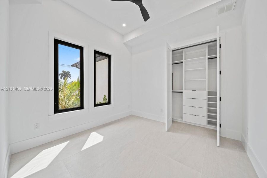 Spacious, unfurnished interior of a new home in , Cape Coral (Image 50).