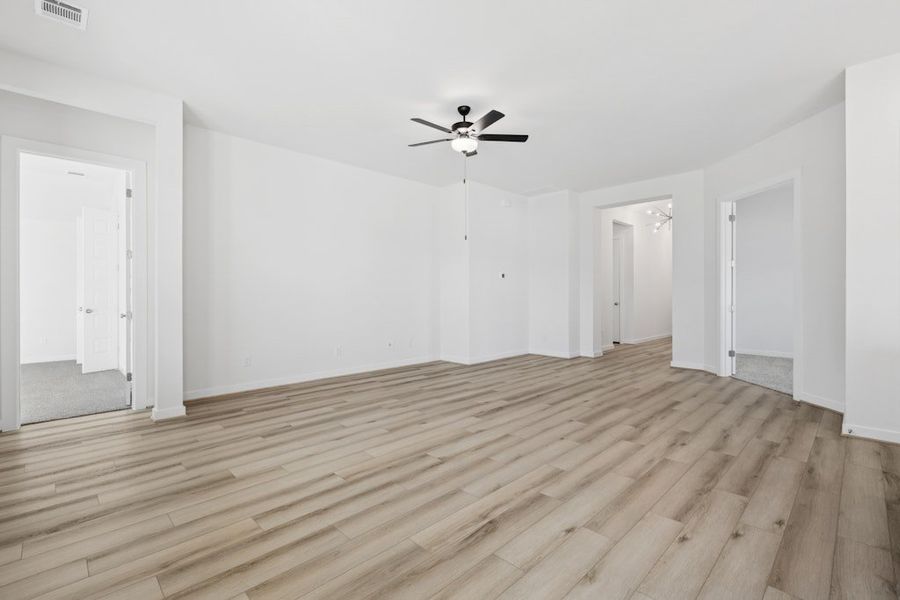 Spacious, unfurnished interior of a new home in The Colony, Bastrop (Image 16).