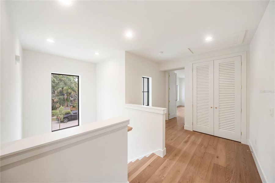 Spacious, unfurnished interior of a new home in , Sarasota (Image 28).