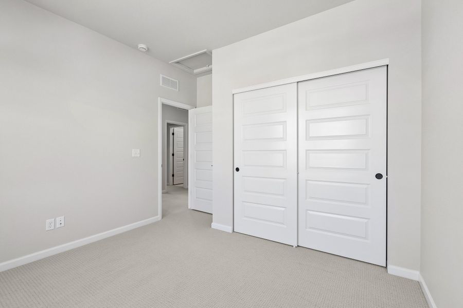 Spacious, unfurnished interior of a new home in Sterling Ranch, Littleton (Image 26).