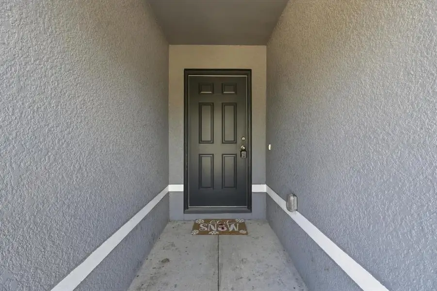 Exterior details and patio area of a home in , Dunnellon (Image 4).