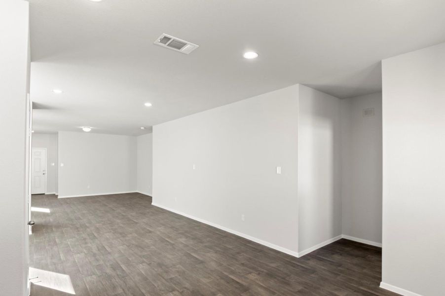 Spacious, unfurnished interior of a new home in Casetta Ranch, Kyle (Image 28).