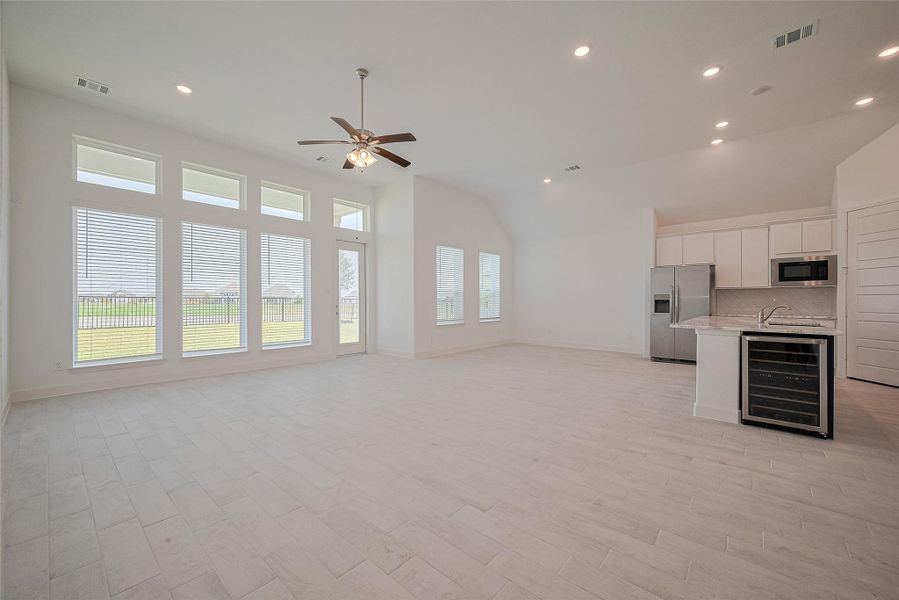 Spacious, unfurnished interior of a new home in Lago Mar, Texas City (Image 28).