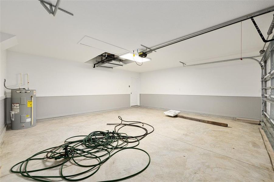 Spacious, unfurnished interior of a new home in , Ocala (Image 32).