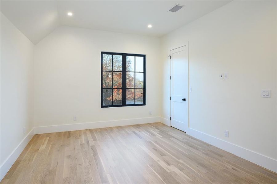 Spacious, unfurnished interior of a new home in , Dallas (Image 23).