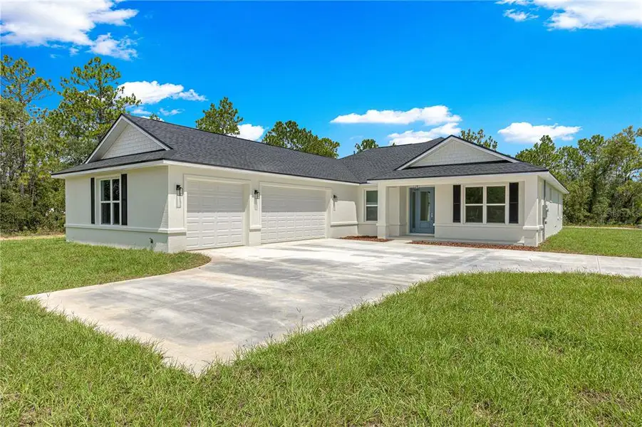 Exterior details and patio area of a home in , Dunnellon (Image 38).