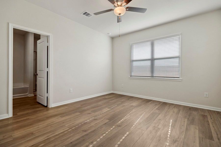 Spacious, unfurnished interior of a new home in Freeman Ranch, Katy (Image 10).