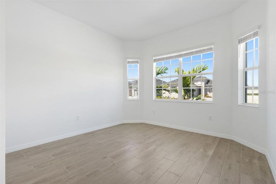 Spacious, unfurnished interior of a new home in Sandy Key, Fort Myers (Image 14).