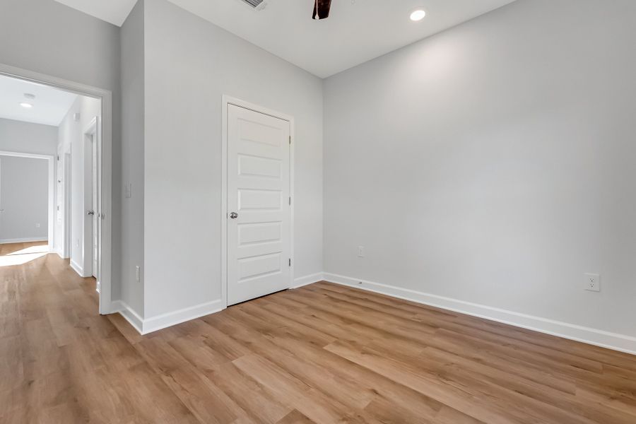 Spacious, unfurnished interior of a new home in Live Oak Cottages, Freeport (Image 39).