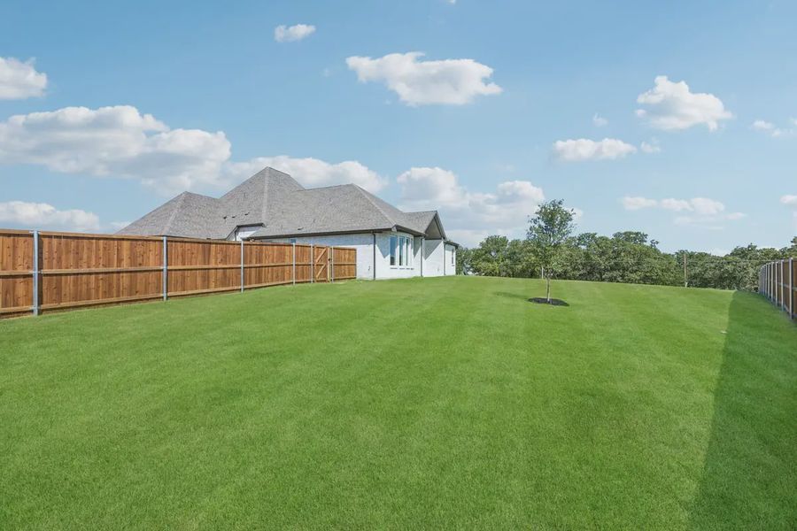Exterior details and patio area of a home in Lakeview Heights, Azle (Image 4).