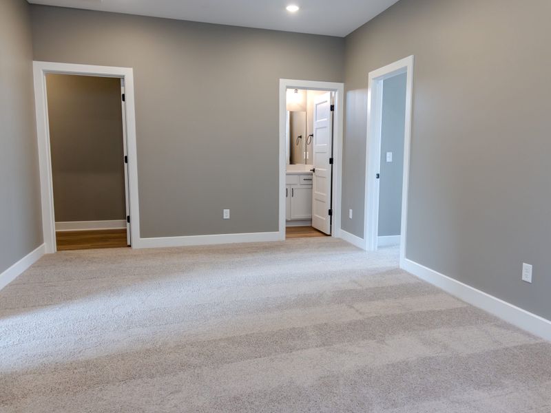 Spacious, unfurnished interior of a new home in Heritage Commons, Andover (Image 7).
