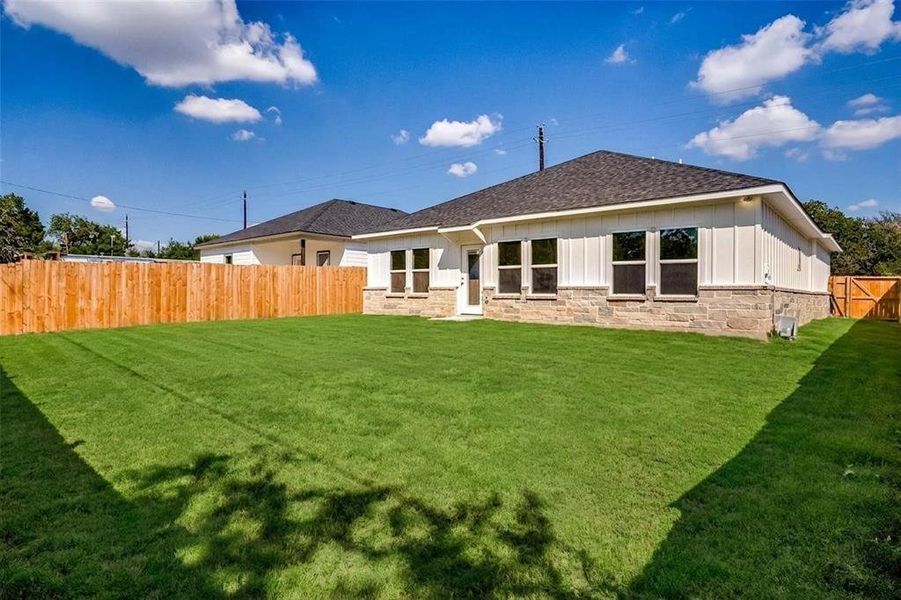 Exterior details and patio area of a home in , Granbury (Image 4).