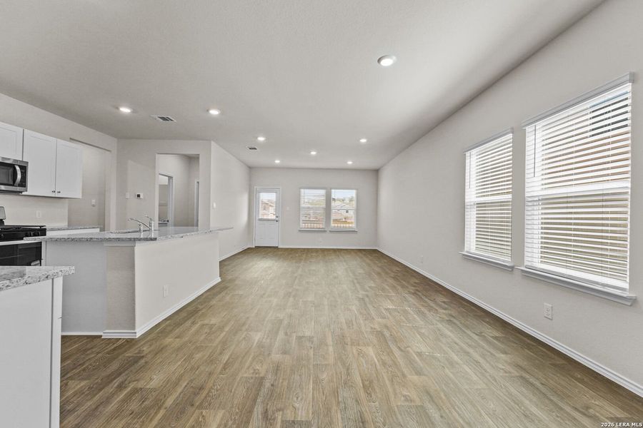 Spacious, unfurnished interior of a new home in Hunters Ranch, San Antonio (Image 31).