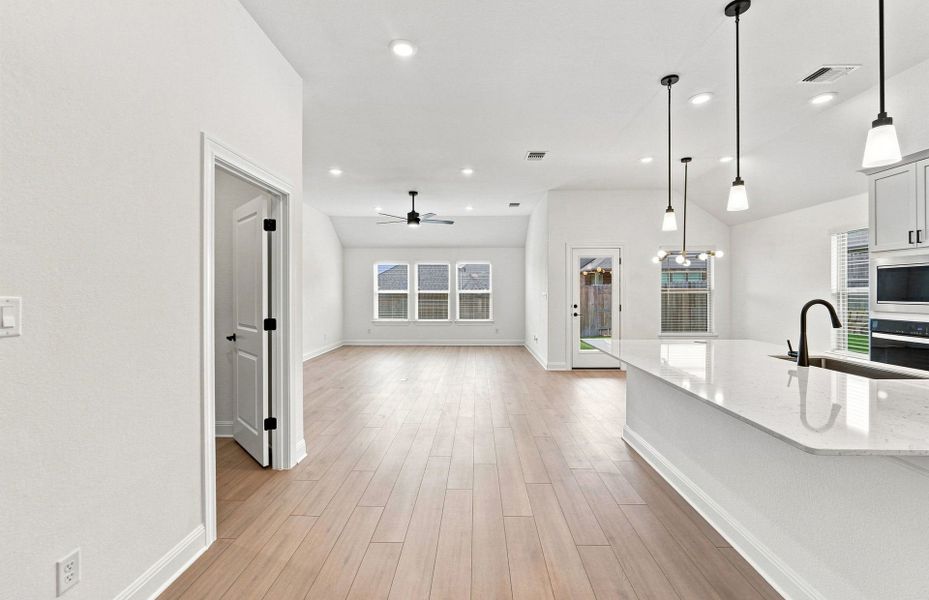 Spacious, unfurnished interior of a new home in Crescent Bluff, Georgetown (Image 22).