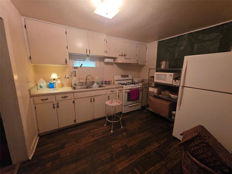 Furnished interior view inside a new home in , Cleburne (Image 8).