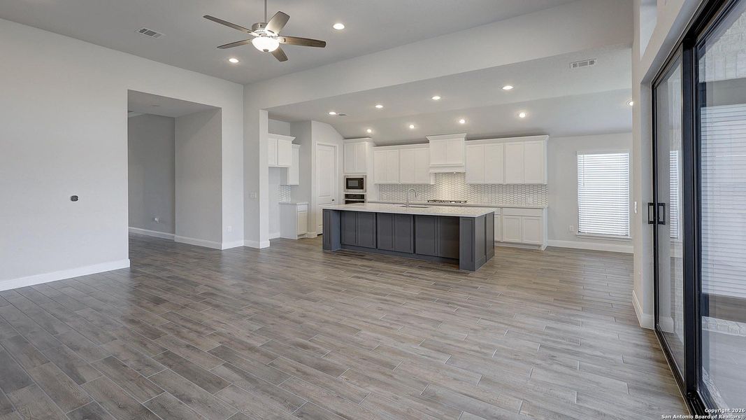 Spacious, unfurnished interior of a new home in Vida 50', San Antonio (Image 25).