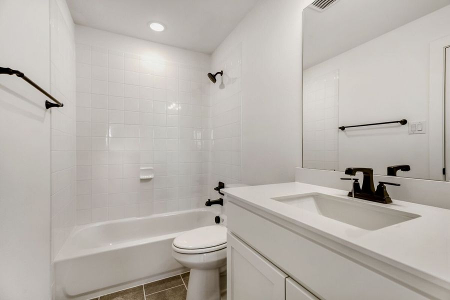 609 Damsel June - Full Bathroom 609 Damsel June - Full Bathroom