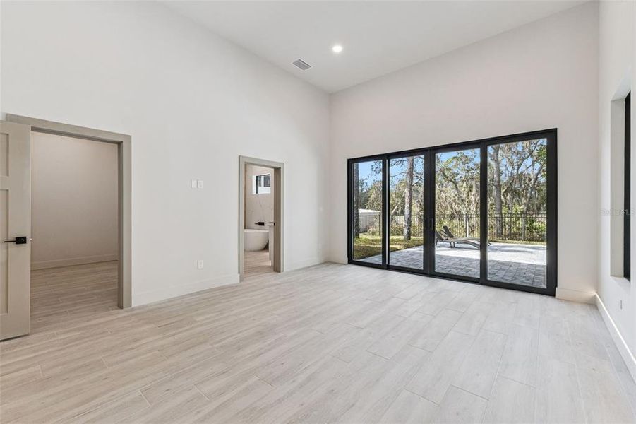 Spacious, unfurnished interior of a new home in , Winter Springs (Image 23).