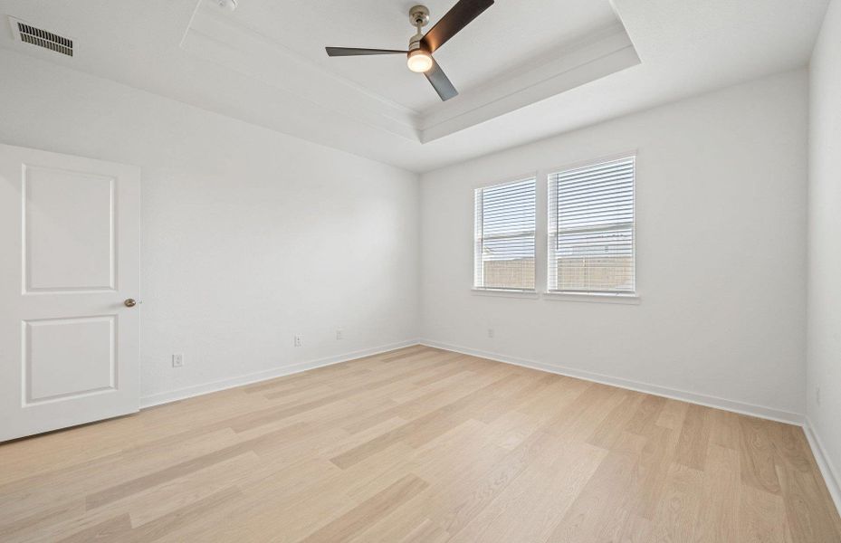 Spacious, unfurnished interior of a new home in Sunfield, Buda (Image 14).