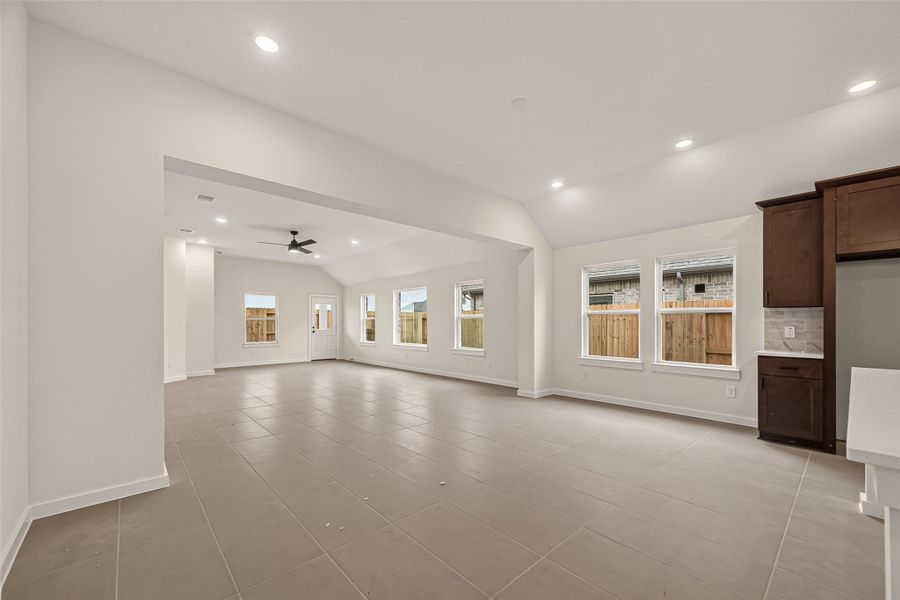 Spacious, unfurnished interior of a new home in Foxtail Palms, Manvel (Image 34). Spacious, unfurnished interior of a new home in Foxtail Palms, Manvel (Image 34).