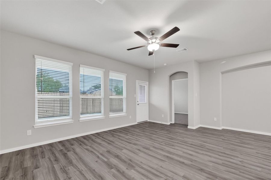 Spacious, unfurnished interior of a new home in Rollingbrook Estates, Baytown (Image 36).