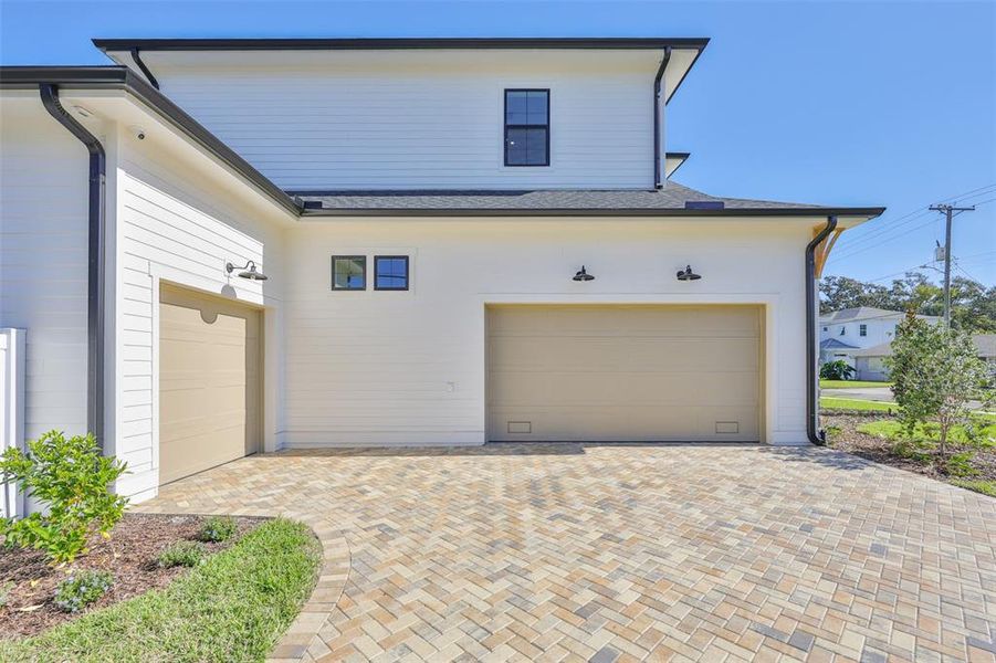 Exterior details and patio area of a home in , Tampa (Image 4).