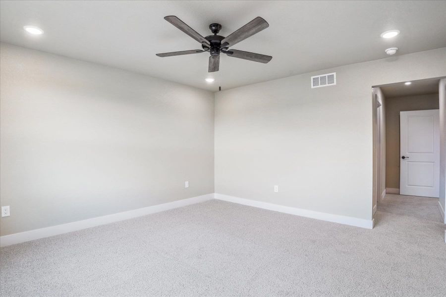 Spacious, unfurnished interior of a new home in Aspen Meadows-4, Colorado Springs (Image 34).