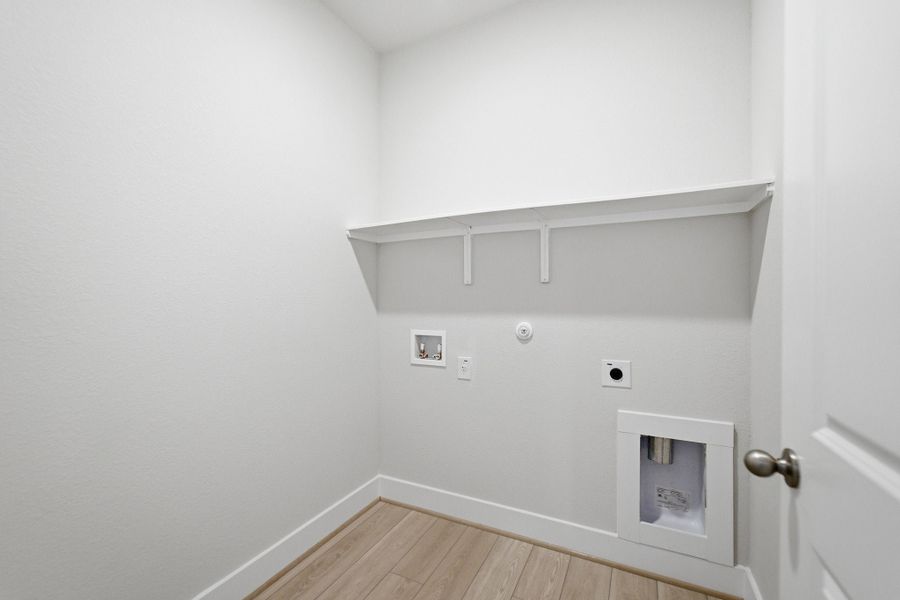 Spacious, unfurnished interior of a new home in Sunfield, Buda (Image 23).