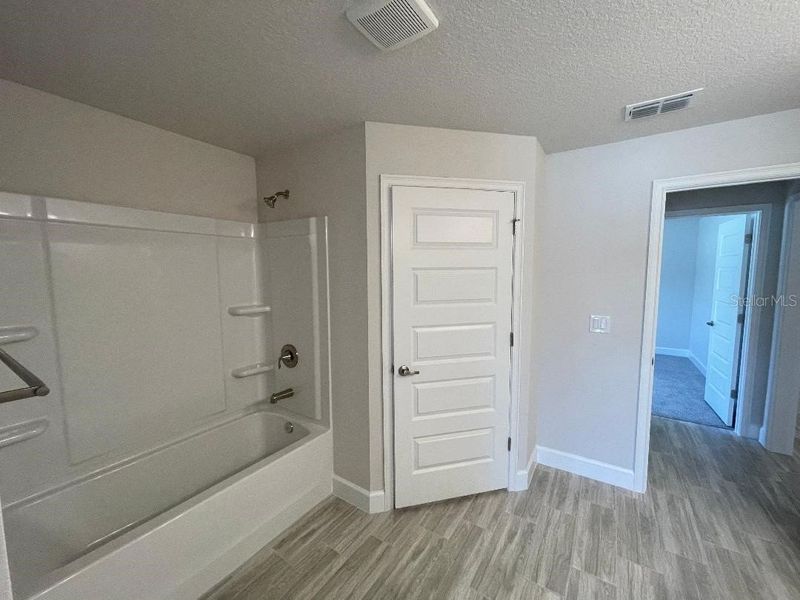 Spacious, unfurnished interior of a new home in Abbey Glen, Dade City (Image 25).