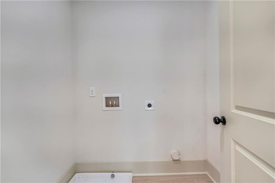 Spacious, unfurnished interior of a new home in , Athens (Image 33).