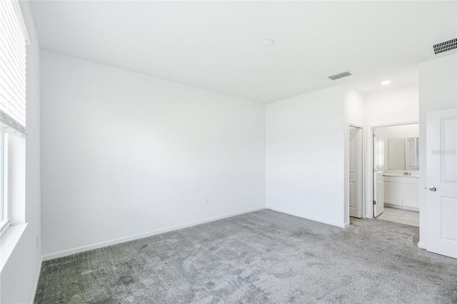 Spacious, unfurnished interior of a new home in Peace Creek Reserve, Winter Haven (Image 30).