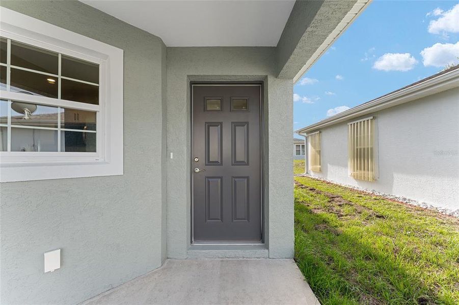 Exterior details and patio area of a home in , Floral City (Image 4).
