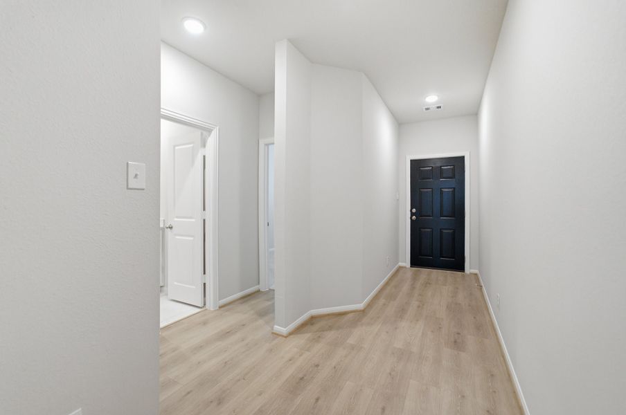 Spacious, unfurnished interior of a new home in Trails at Woodhaven Lakes, La Marque (Image 15). Spacious, unfurnished interior of a new home in Trails at Woodhaven Lakes, La Marque (Image 15).