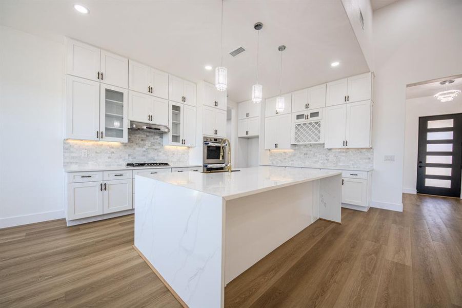 Kitchen with Island with Breakfast Bar and Farm Sink