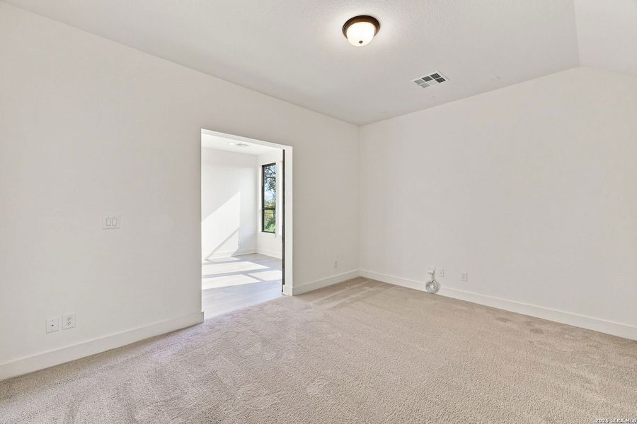 Spacious, unfurnished interior of a new home in Shavano Highlands, San Antonio (Image 25).