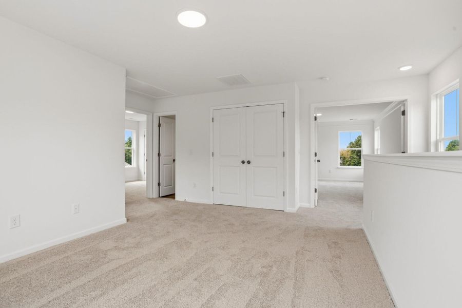 Spacious, unfurnished interior of a new home in Bellevue, Greenville (Image 14).