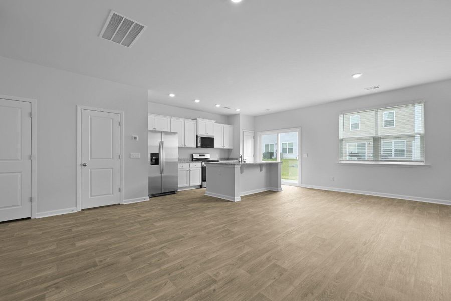 Spacious, unfurnished interior of a new home in Carolina Groves, Moncks Corner (Image 13).