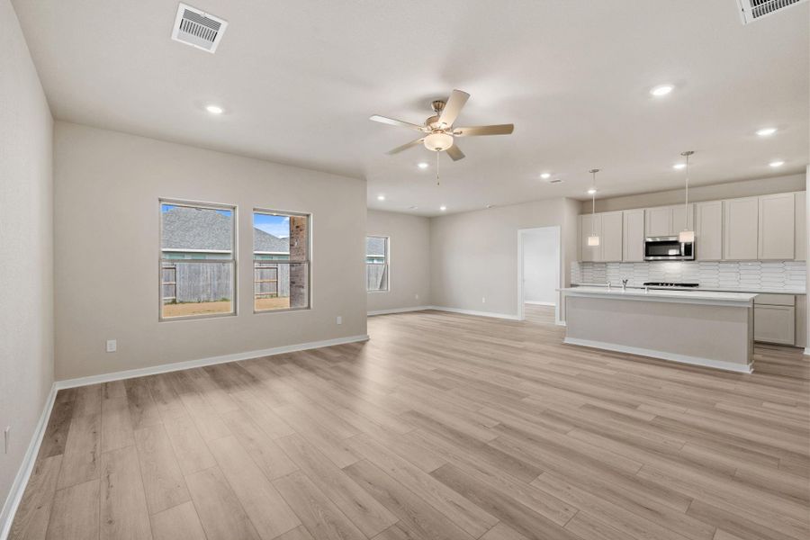 Spacious, unfurnished interior of a new home in Windrose Green 50', Angleton (Image 27).