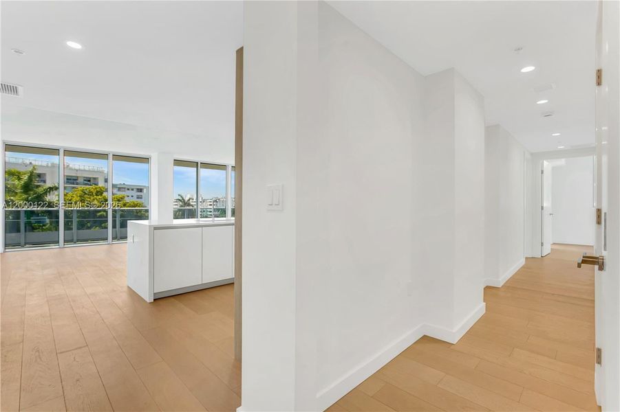 Spacious, unfurnished interior of a new home in , Miami Beach (Image 59).