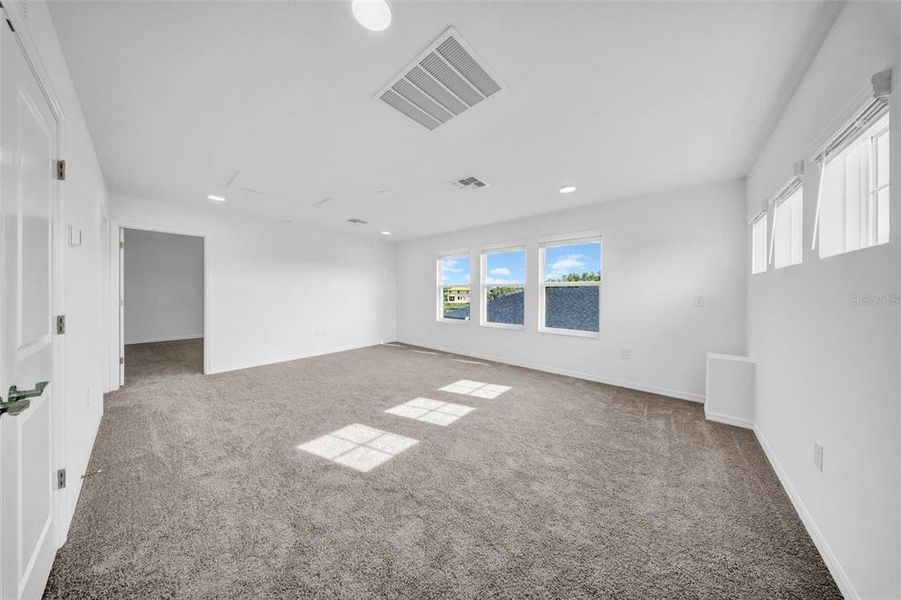Spacious, unfurnished interior of a new home in , Wesley Chapel (Image 46).