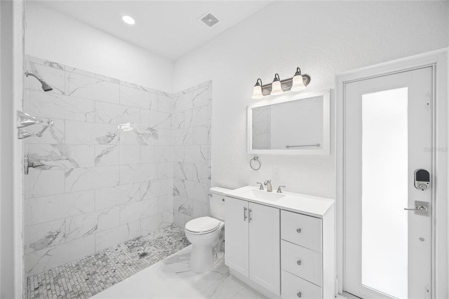 Furnished interior view inside a new home in , Orlando (Image 9).