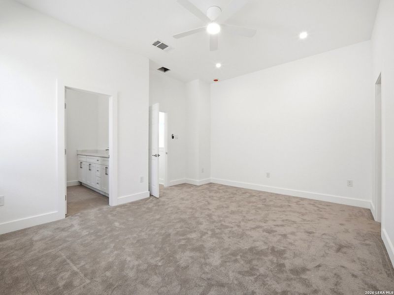 Spacious, unfurnished interior of a new home in , San Antonio (Image 12).