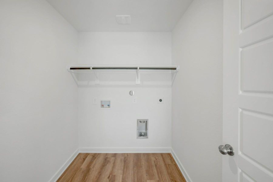 Spacious, unfurnished interior of a new home in Lone Star Landing, Montgomery (Image 20).