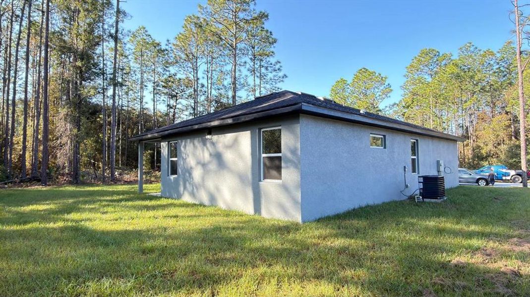 Exterior details and patio area of a home in , Citrus Springs (Image 3).