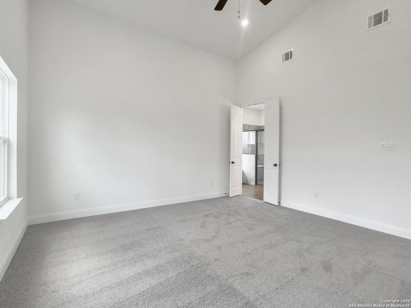 Spacious, unfurnished interior of a new home in , Blanco (Image 16).