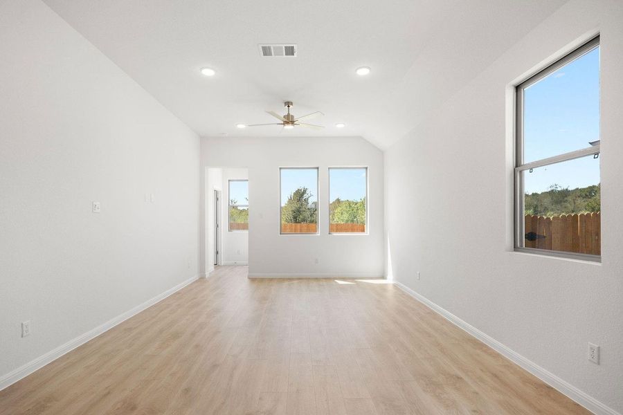 Spacious, unfurnished interior of a new home in Trinity Ranch, Elgin (Image 19).