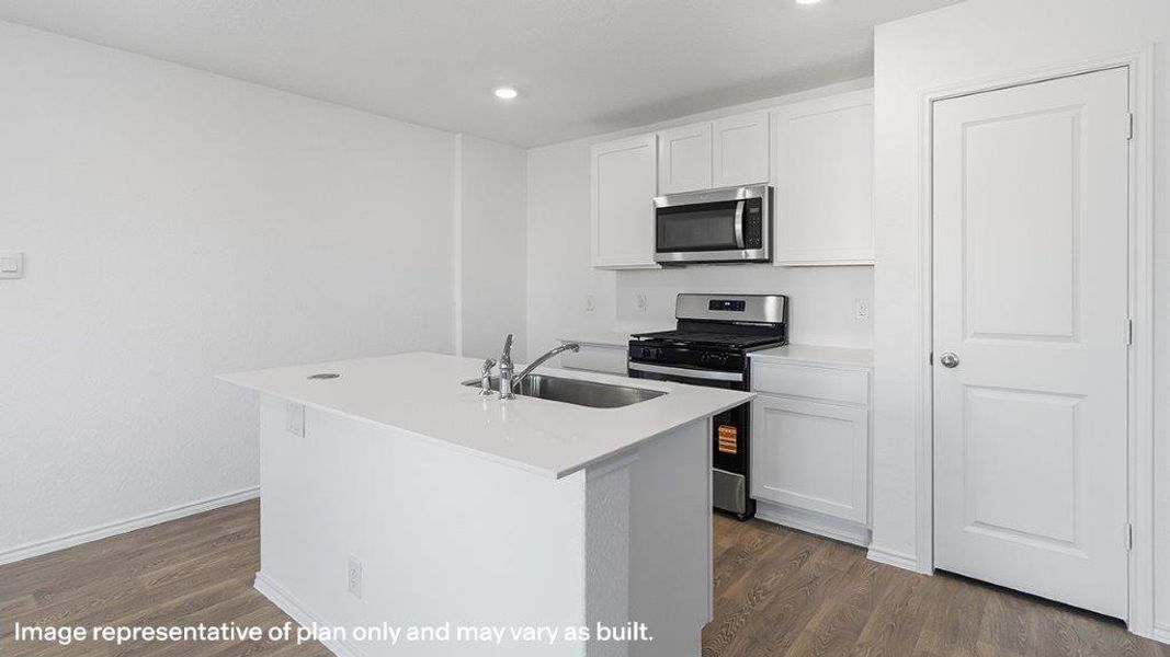 Representative furnished interior of a home built from the The Donna by D.R. Horton in Blue Ridge Ranch, San Antonio (Image 5).