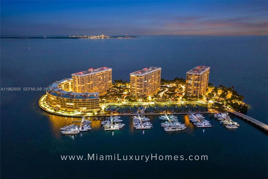 Condo located in Miami, FL showcasing its design and architecture (Image 29).