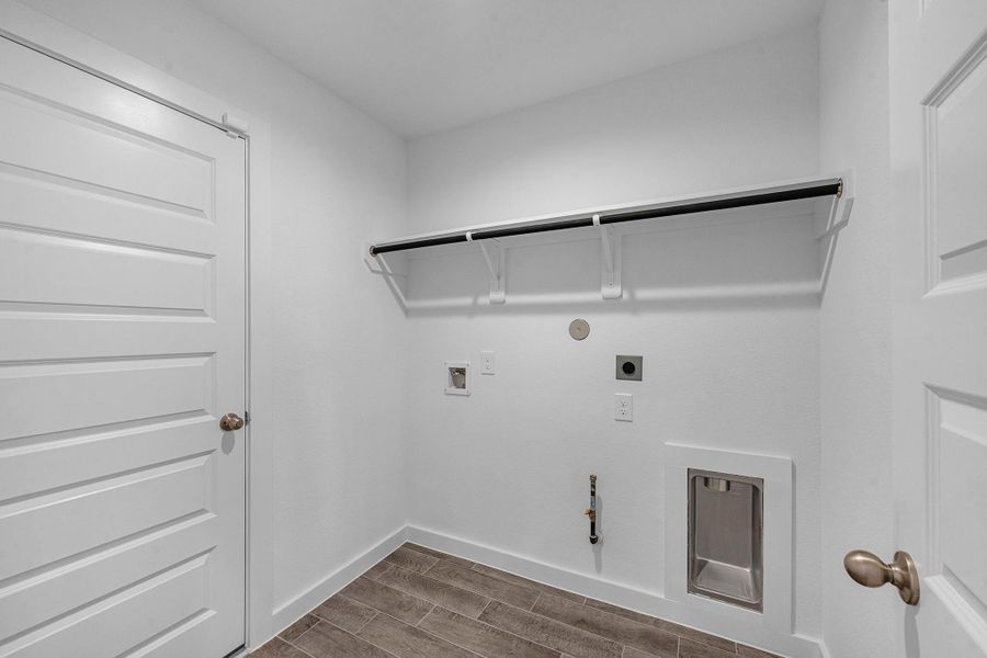 Spacious, unfurnished interior of a new home in Grand Mason Crossing, Katy (Image 13).
